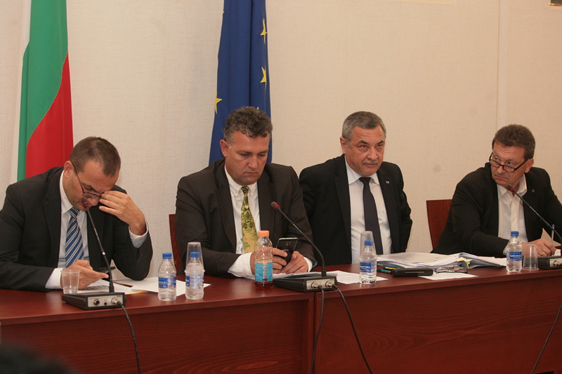 Валери Симеонов (в средата) смята, че дългосрочните договори за задължително изкупуване на ел. енергия държат 40% от регулирания