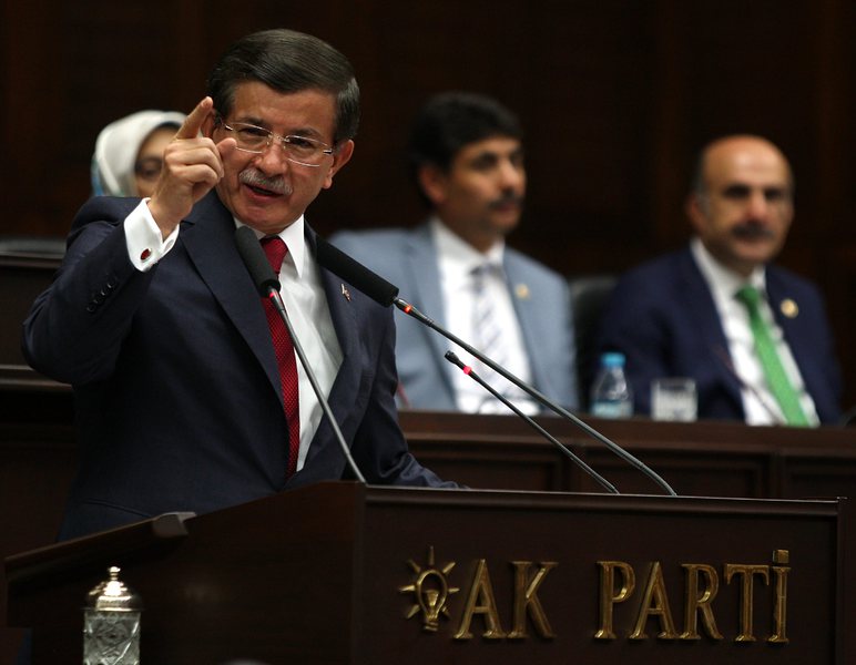 Турският министър - председател Ахмед Давутоглу по време на обсъждане в парламента на въздушните удари