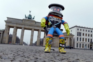 „Убиха“ симпатичния робот, който пътуваше на автостоп по света