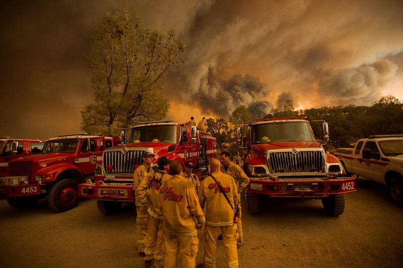 Засега пожарникарите не могат да овладеят огнената стихия в Калифорния