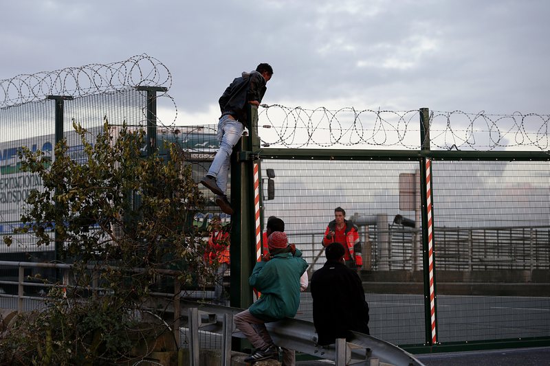 Мигранти щурмуват загражденията около евротунела