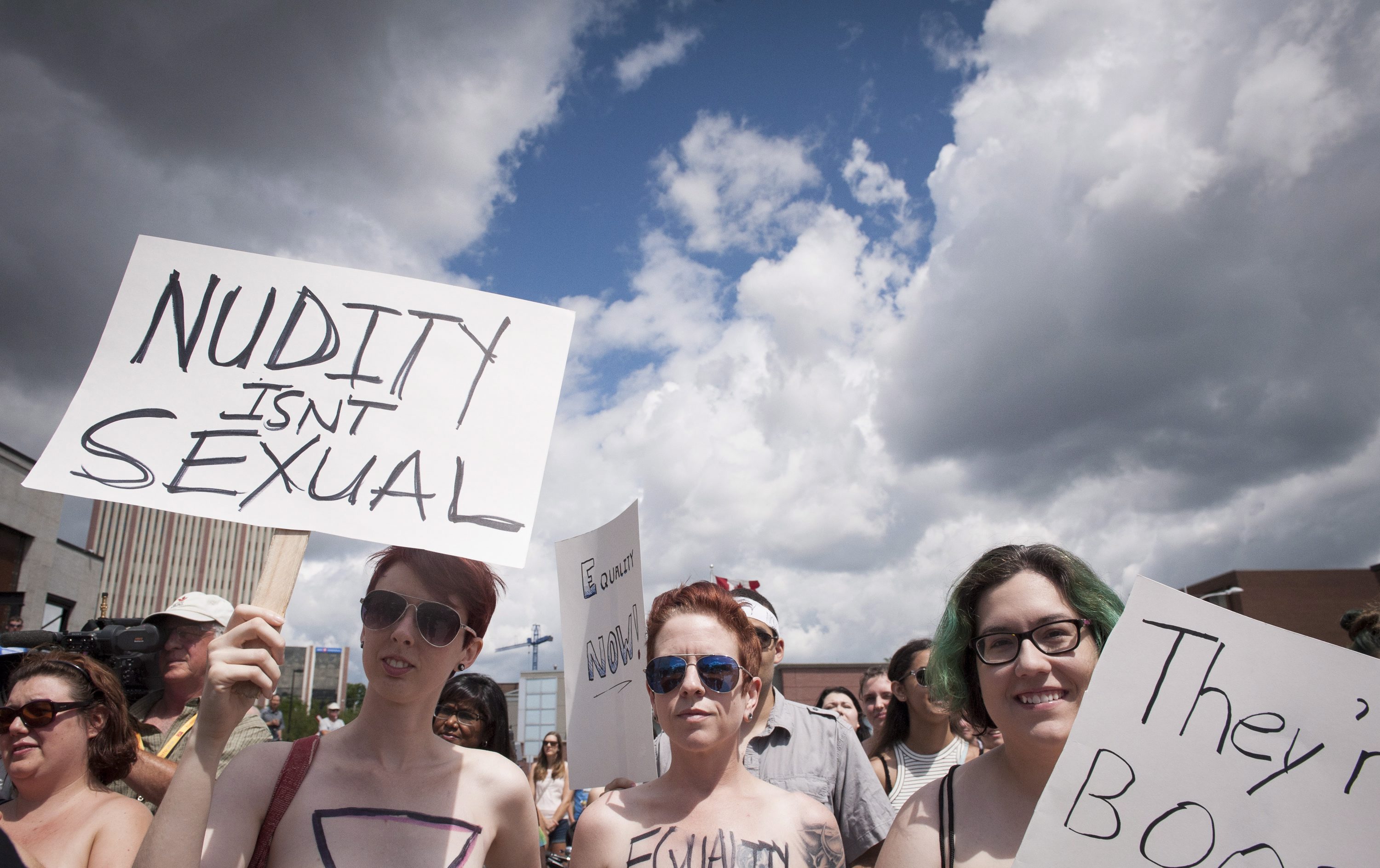 Протест: Жените да ходят на обществени места по голи гърди