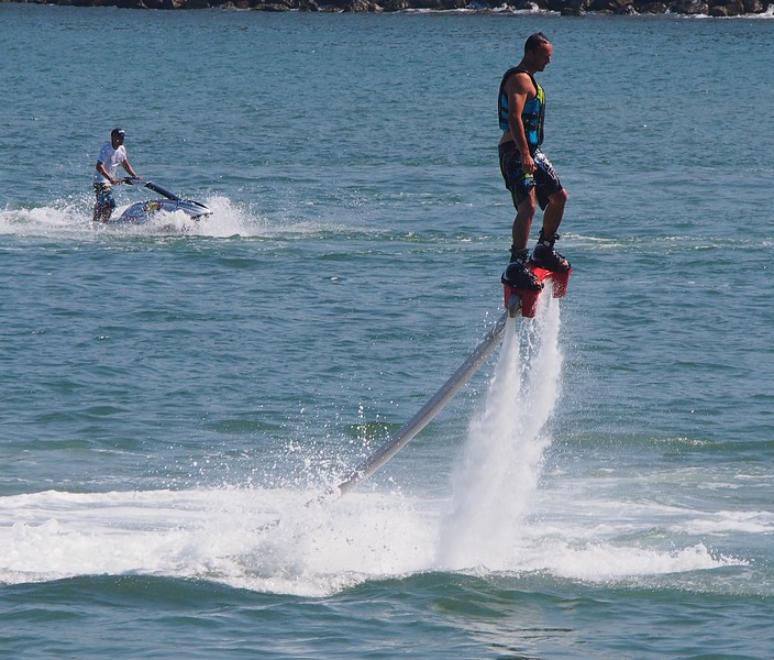 Джет ботуши, които ти позволяват да летиш нагоре и да се хвърляш във вълните като истински делфин