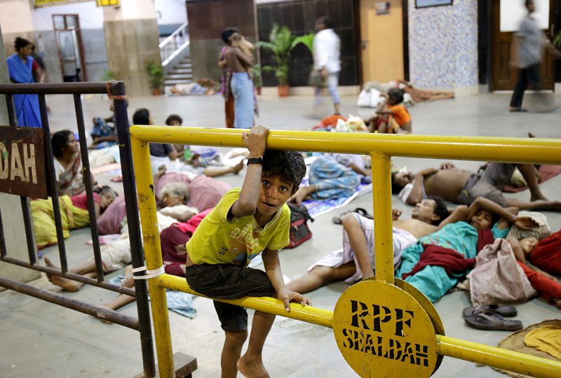 Индийски бездомни семейства, намерили подслон на гара в Колката (Калкута)