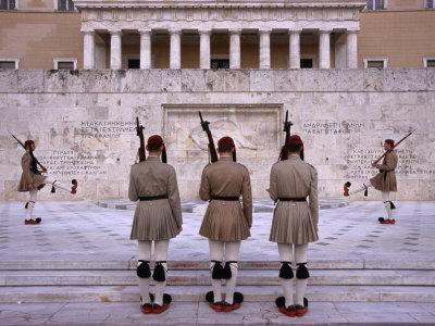 Гърция и кредиторите се споразумяха за основни пенсионни реформи, синдикатите свикват протести