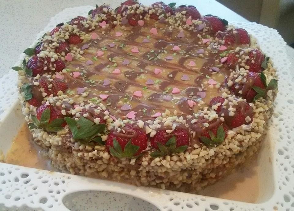 Торта с млечен карамел, лешници и ягоди за разкош