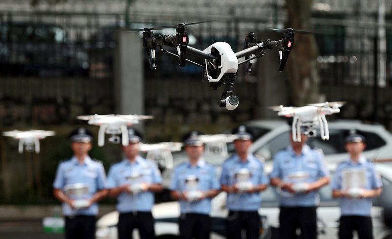 Полицейските дрони ще наблюдават с камери, но ще имат и мрежи за улавяне на нарушители