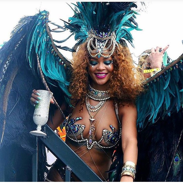 Риана показа прелести на карнавала в Барбадос