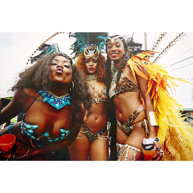 Риана показа прелести на карнавала в Барбадос