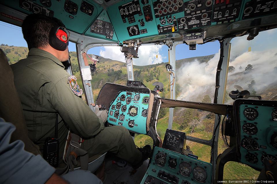 Eкипажът на вертолет Ми-17 на ВВС успя да ограничи разрастването на пожара