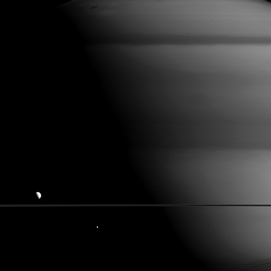 Вижте луните на Сатурн - Мимас и Диона (снимка)