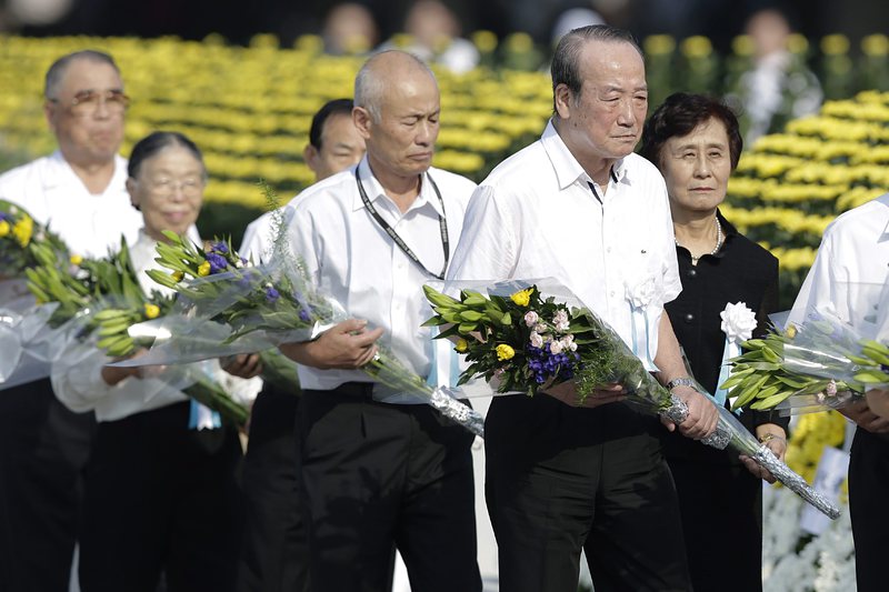 Цветя за почит на жертвите от атомната бомбардировка на Хирошима