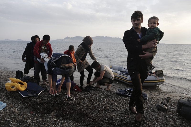 Бежанци слизат от лодки на гръцки остров