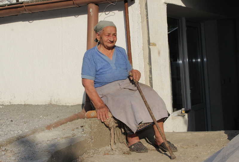 87-годишната баба Донка е най-старият местен жител на Беджене