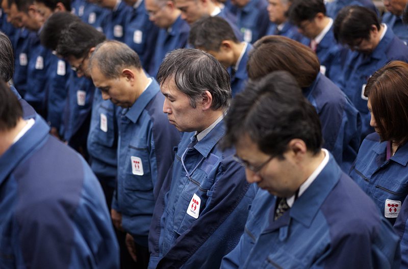 Служители на ТЕПКО в минута мълчание - 11 март 2015 г. - 4 г. след трагедията във Фукушима