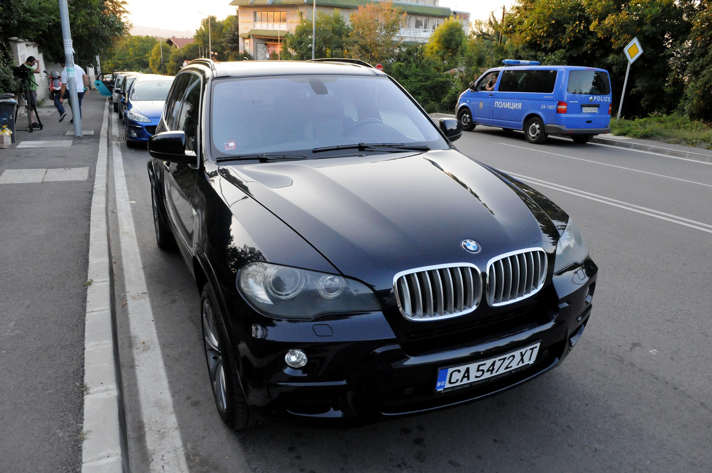 Джипът на Димитър Ламбовски е паркиран пред ресторанта в квартал ”Бояна”