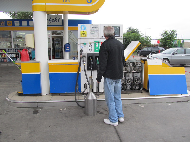 Проверката на бензиностанциите и препломбирането върви по график