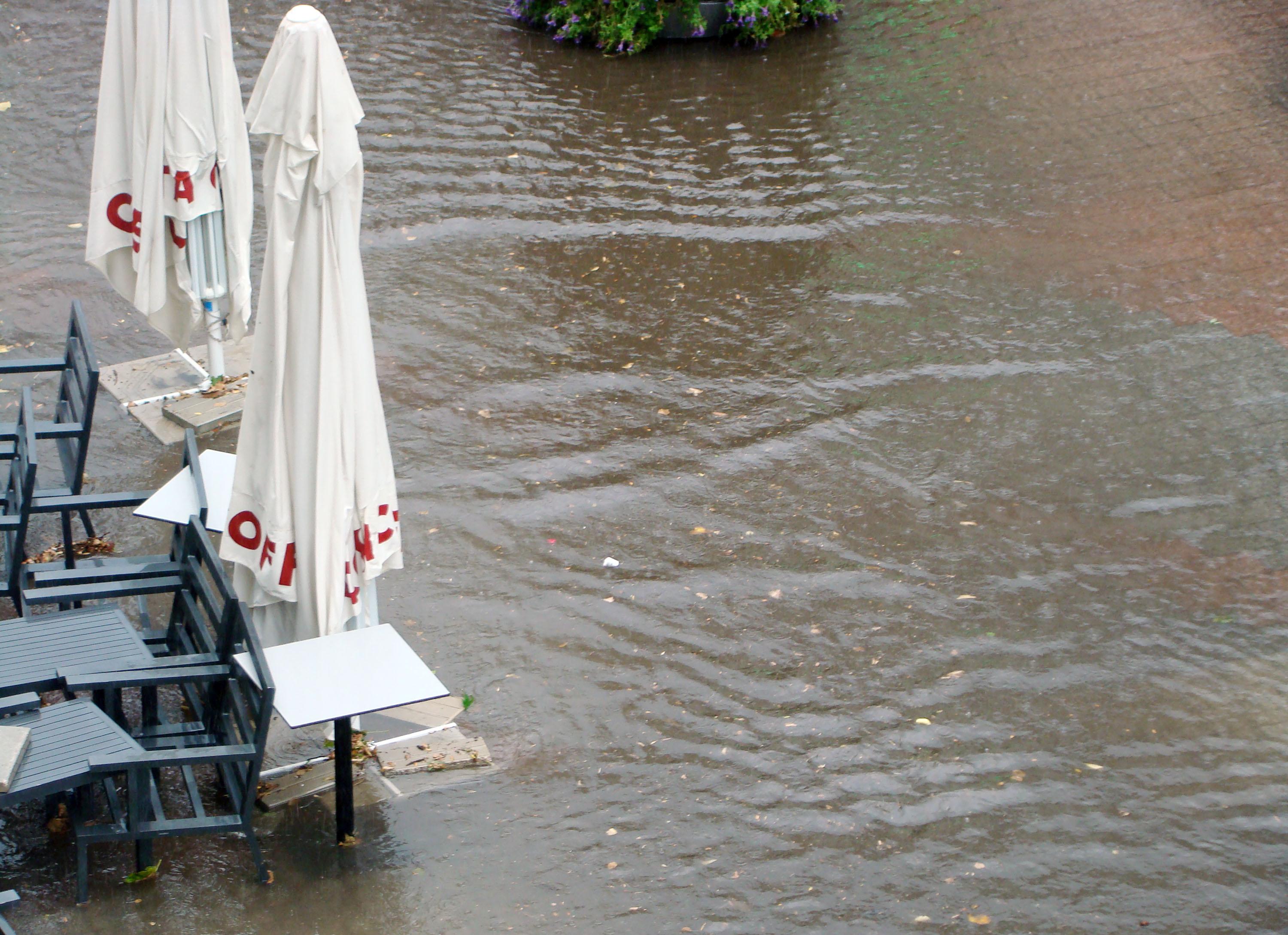 Дъждовете, които на места отново причиниха локални наводнения, спират  утре