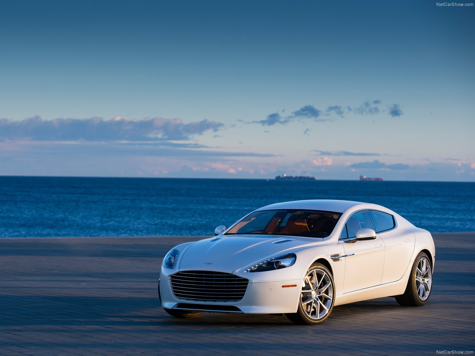 Aston Martin се закани на Tesla