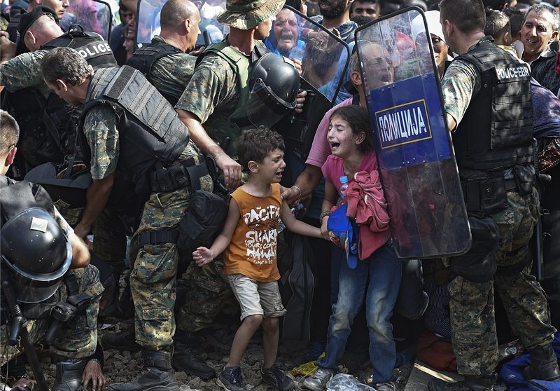 Газ и палки срещу бежанци в Македония