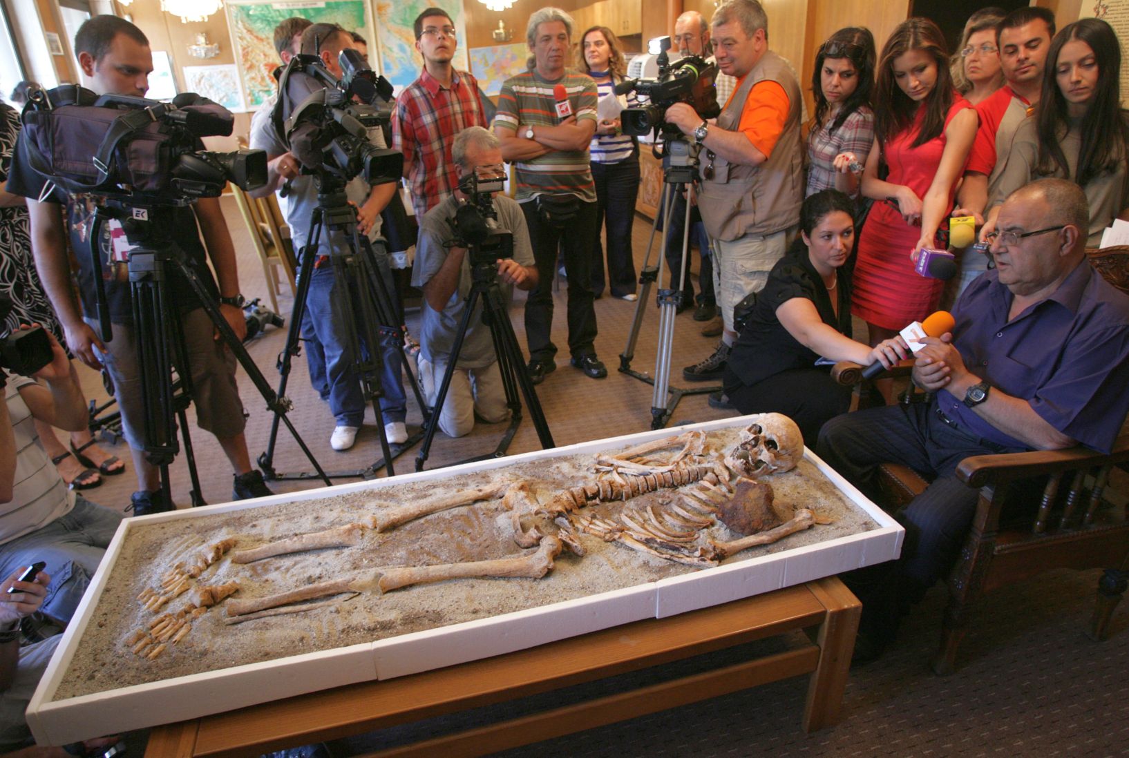 Божидар Димитров показва в НИМ скелетът на вампира от Созопол