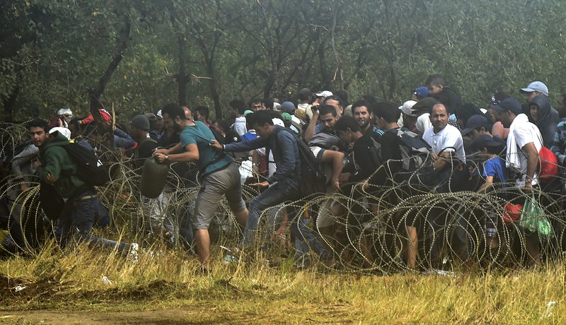 Хиляди мигранти щурмуваха македонската граница