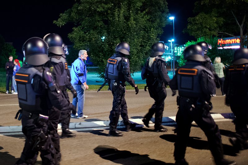 Полицията в германския град Хайденау неколкократно влезе в сблъсък с протестиращи срещу имигрантите