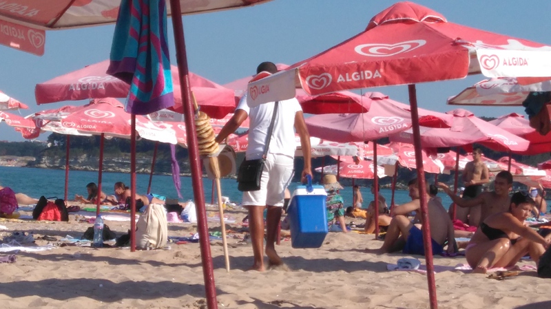 Продавач предлага царевица и гевреци на плажа в Приморско