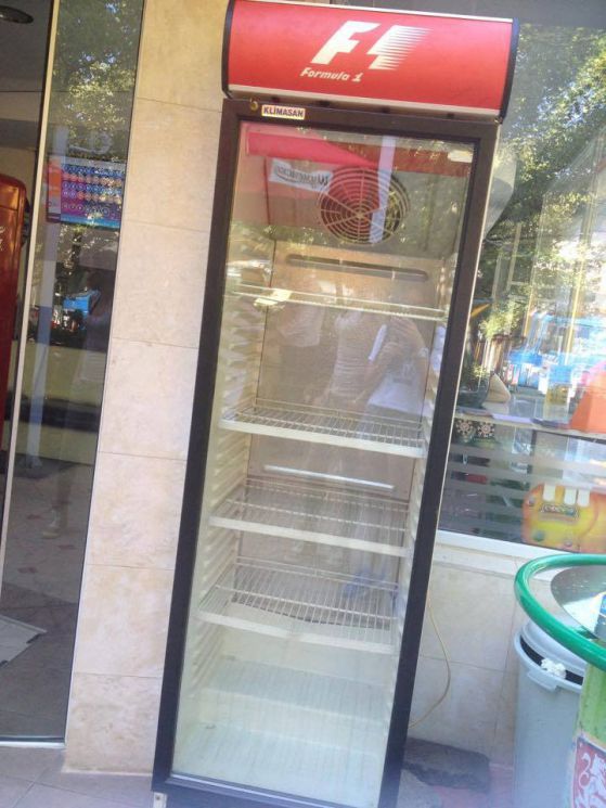 Празни улични хладилници събират храна за благотворителност