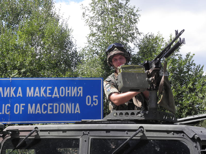 Картечар пази граничния пункт с Македония