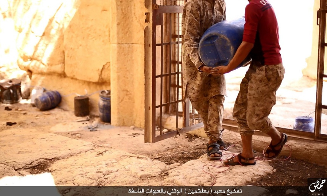 Бойци на ”Ислямска държава” внасят експлозиви в храма