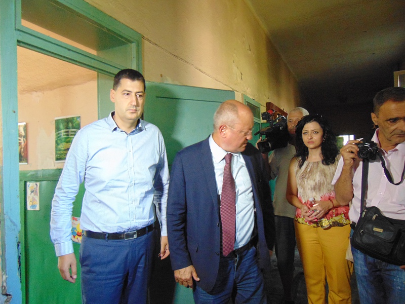 Преди дни кметът на Пловдив огледа щетите в Помощното училище
