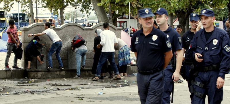 Полиция охранява лагер на мигранти в Сърбия