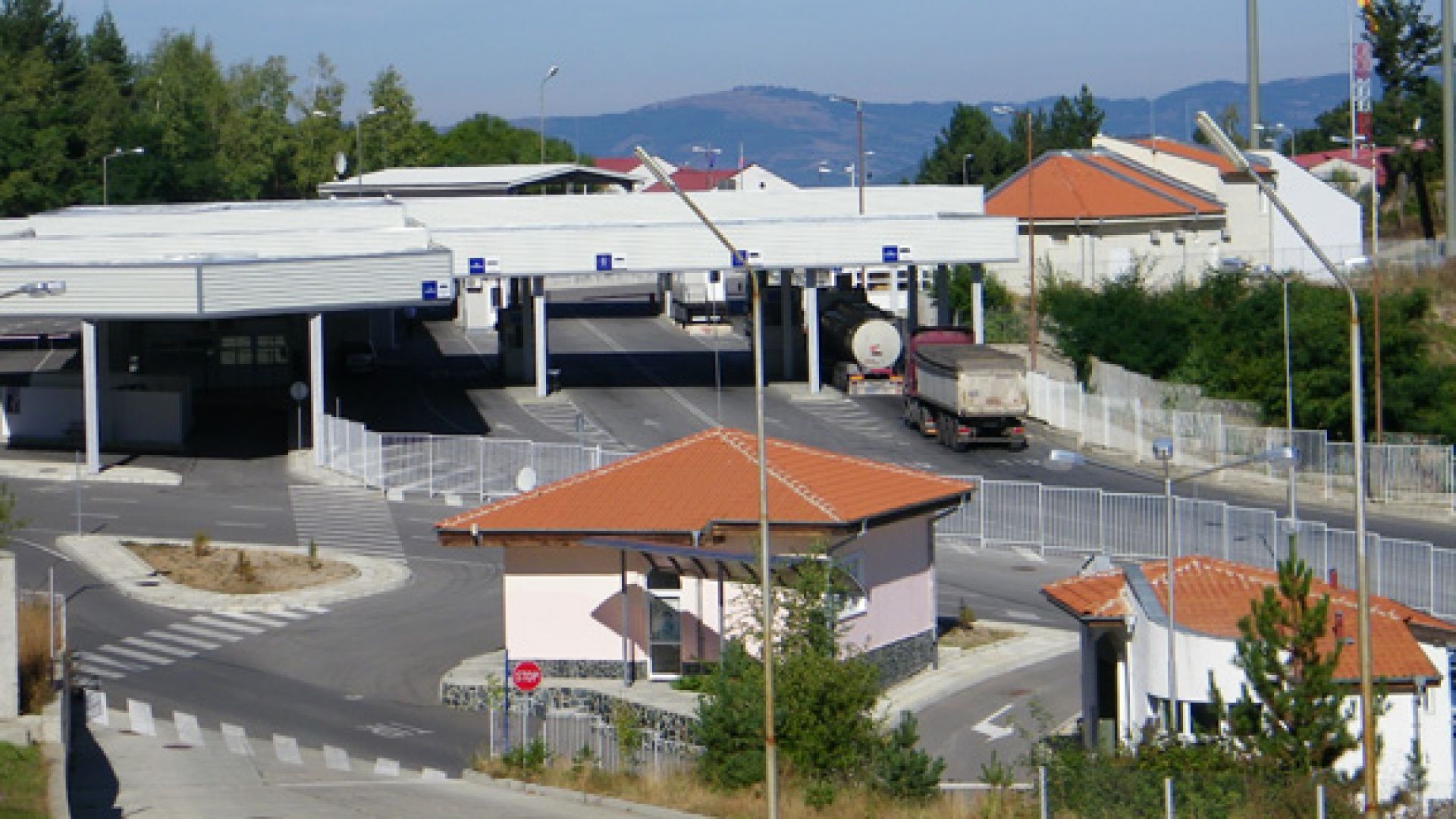 Македонка мина през бариерата на ГКПП Гюешево, помля 2 патрулки при гонка