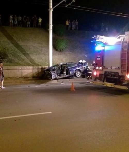 Пиян шофьор загина след удар в стълб, подозират гонка
