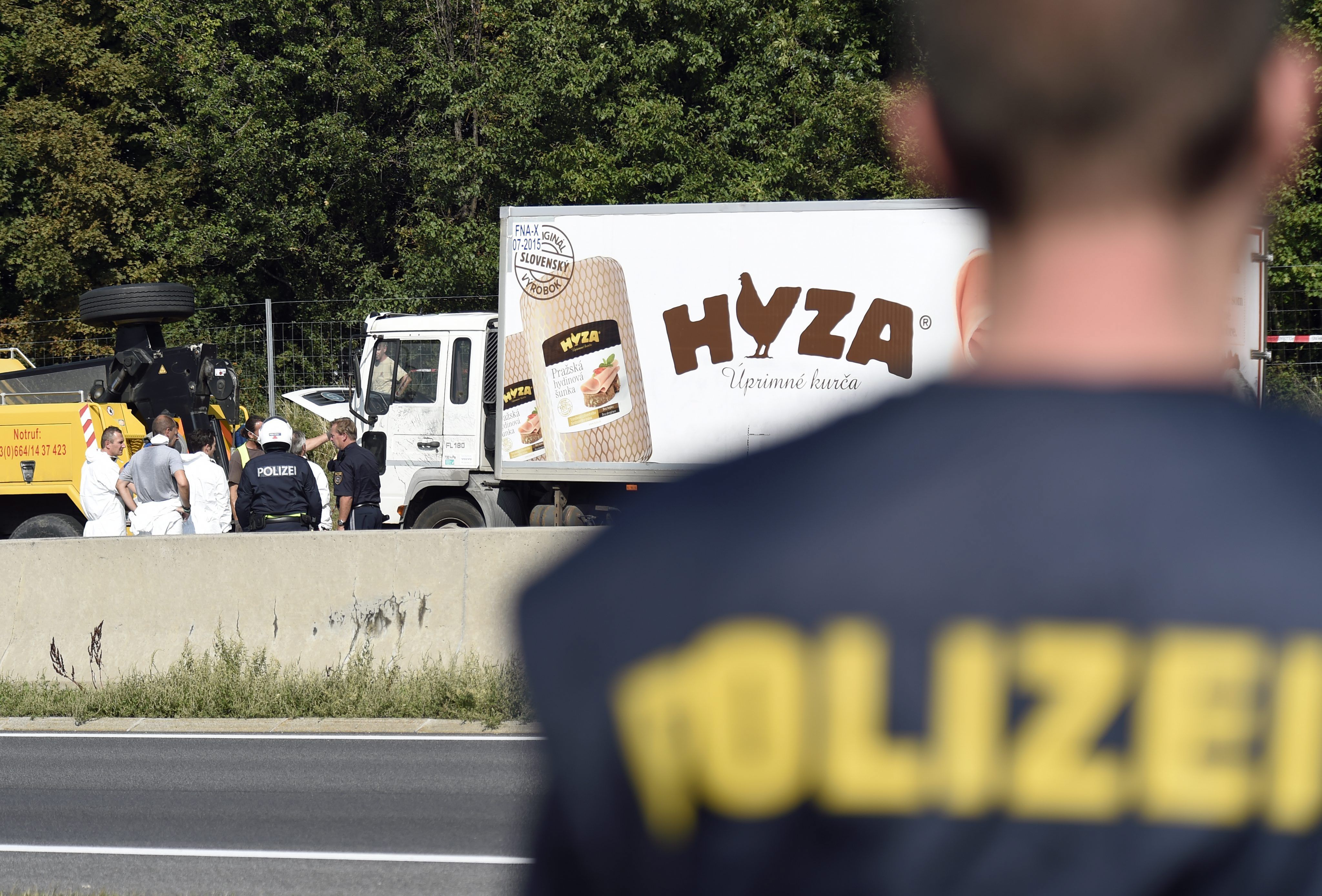 Камионът с бежанците е намерен на магистрала А4 между селищата Нойзидл и Парн