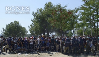 Стълптворение от мигранти на гръцко - македонската граница недалеч от Гевгелия