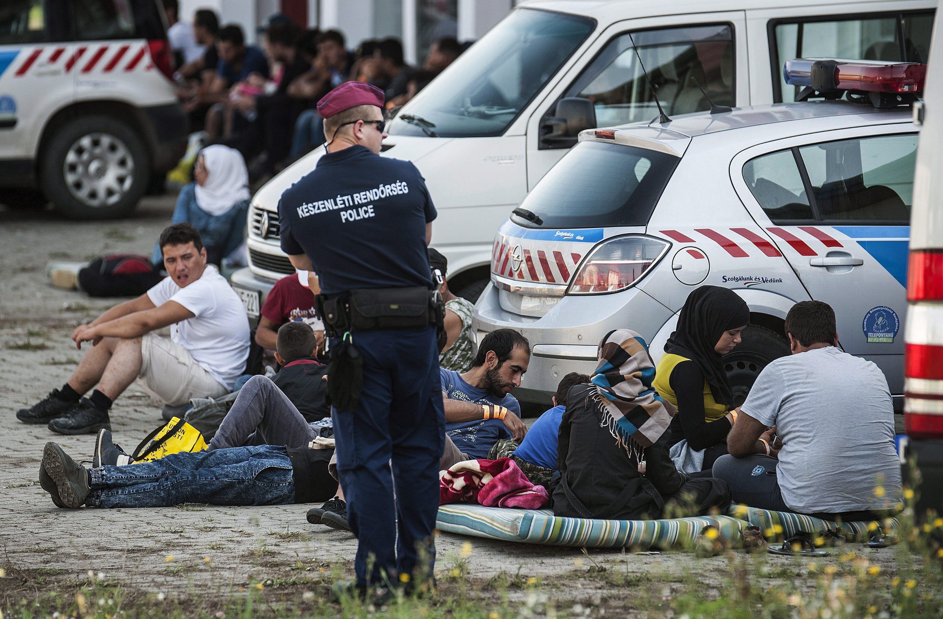 Бежанци се опитват да преминат през Унгария