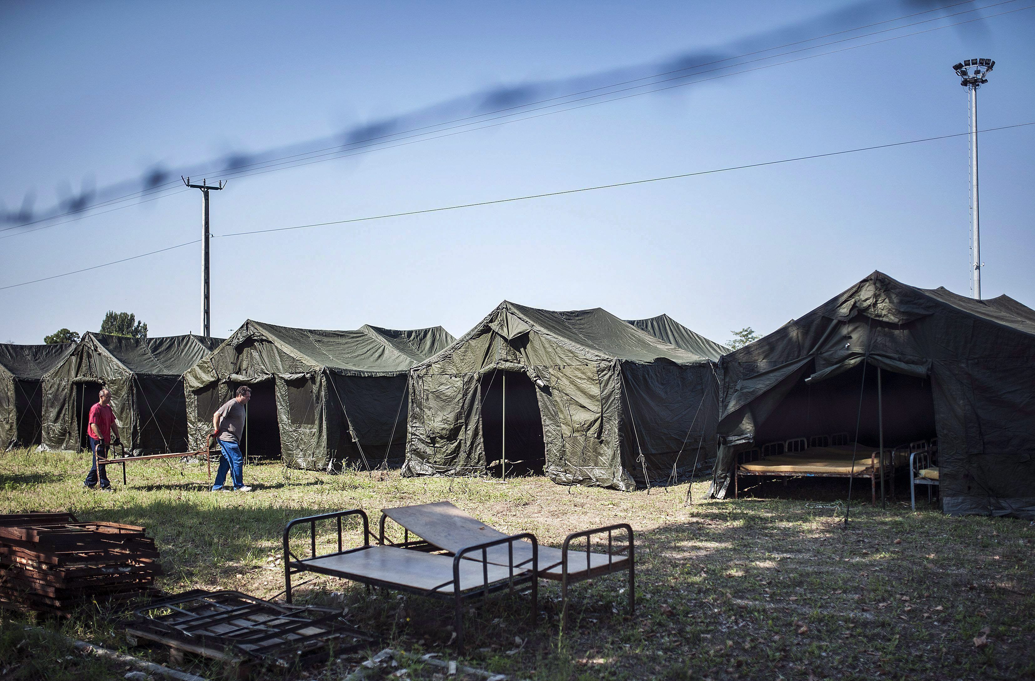 Палатков лагер за бежанци в Сърбия