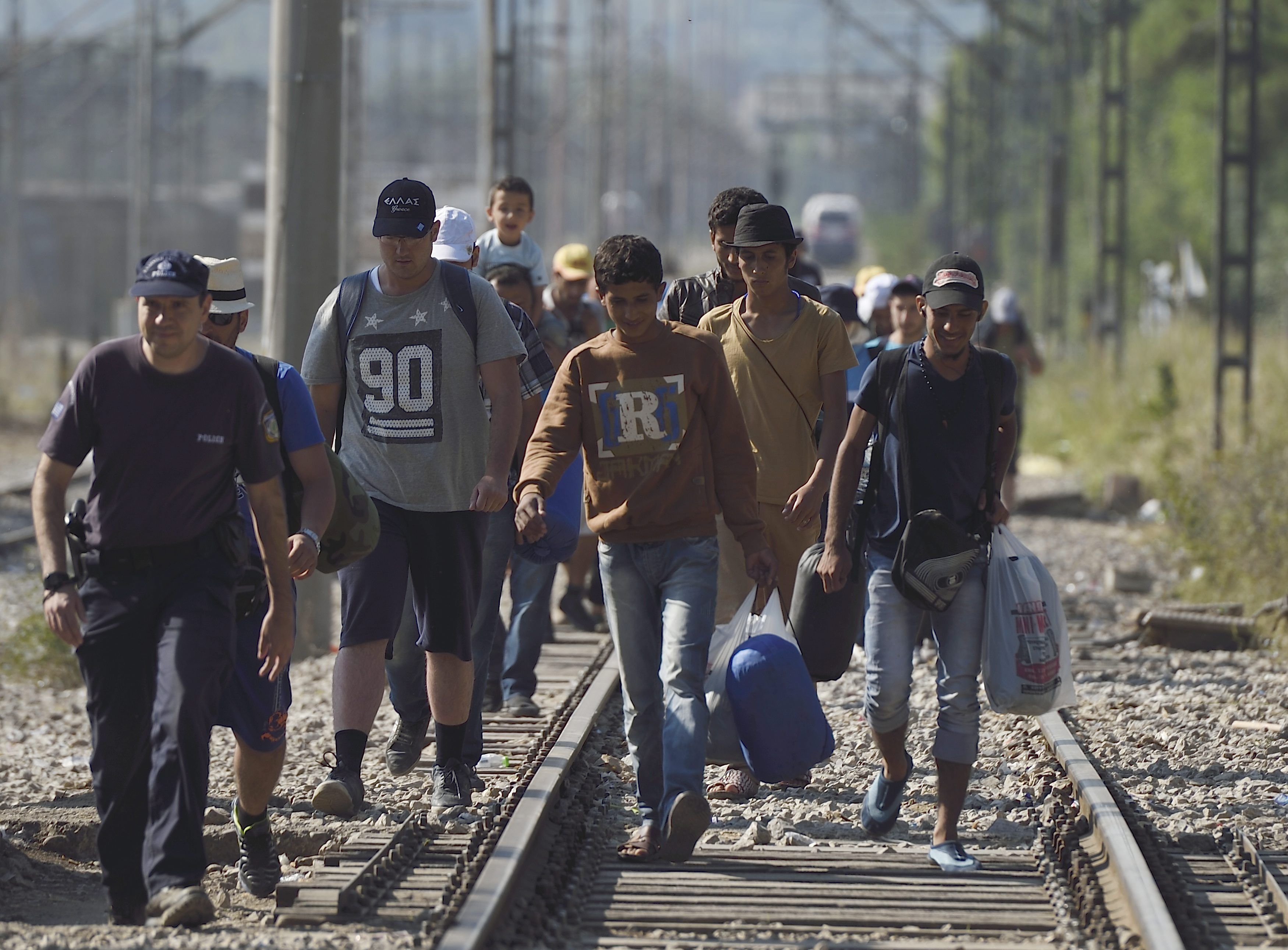 Бежанци вървят към гарата в Гевгели, Македония