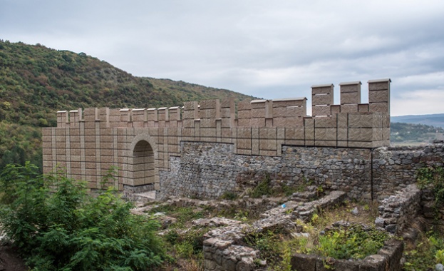 Реставрират оригиналните стени на пернишката крепост