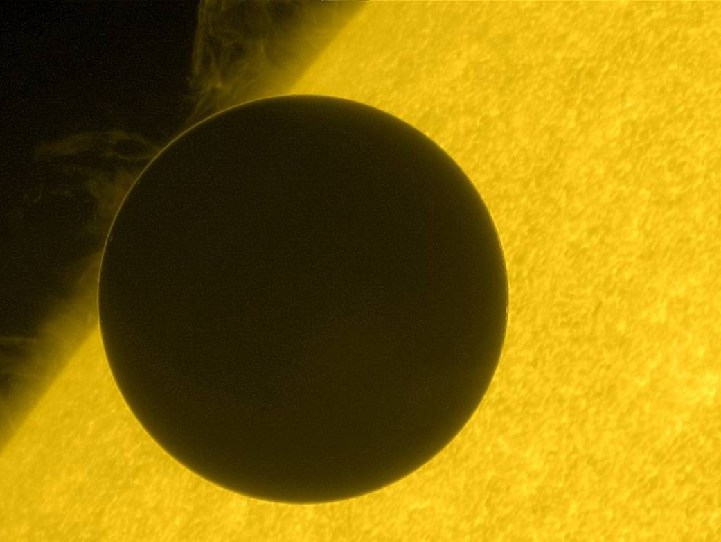 Меркурий ще се сблъска с Венера или Слънцето?