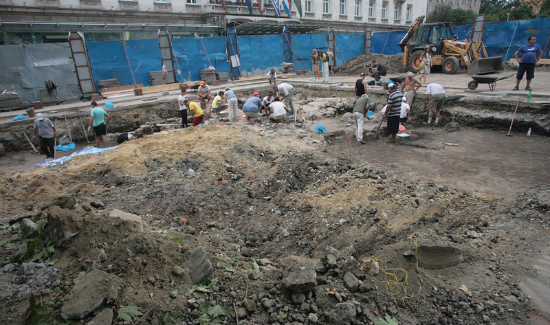Археологическите разкопки пред Шератон
