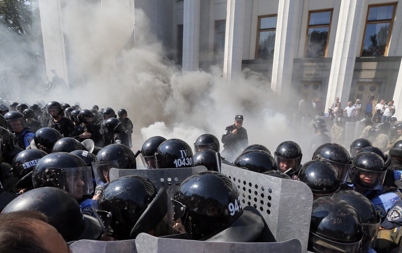Пред парламента на Украйна беше взривена граната