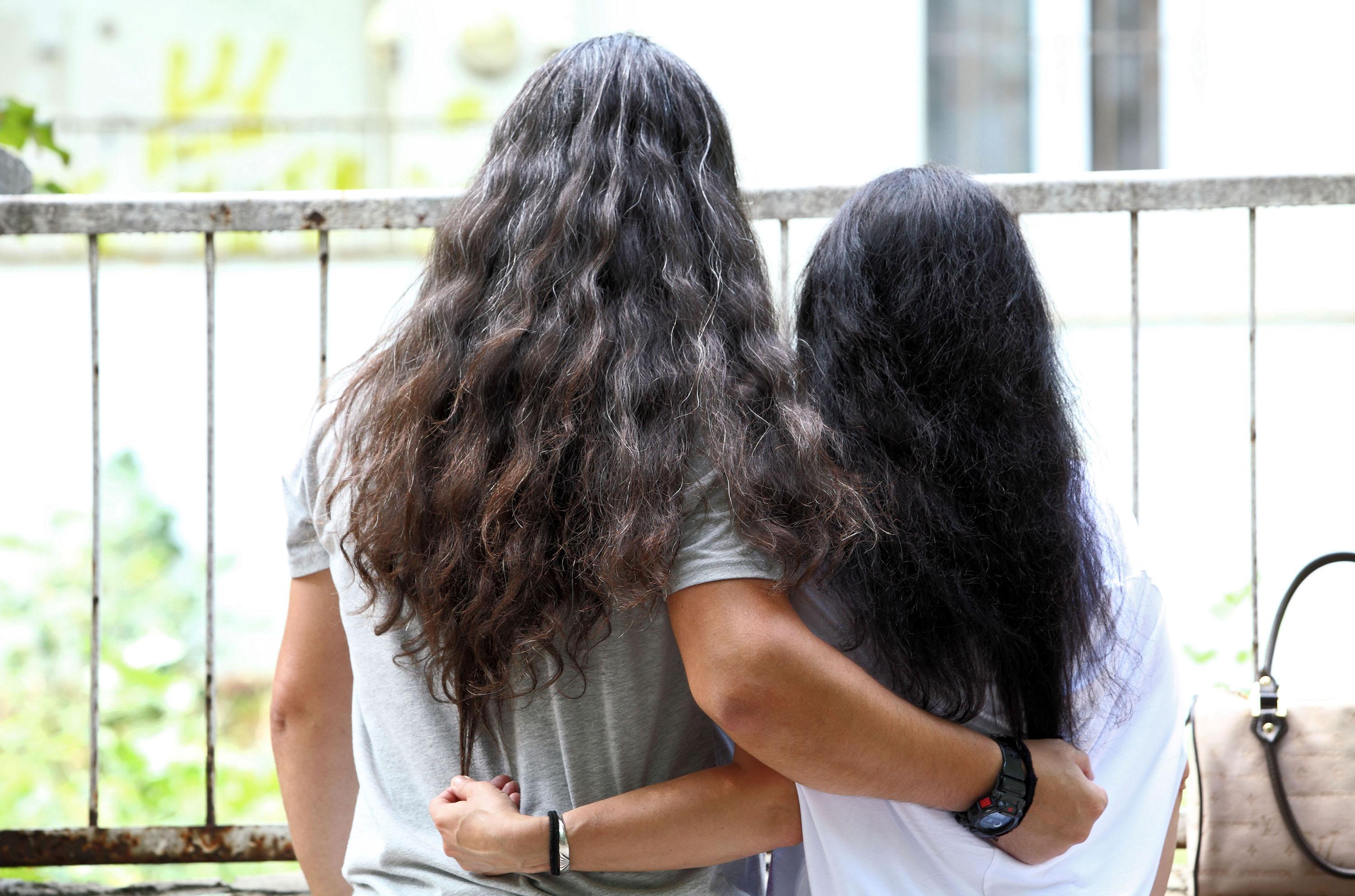 Млада двойка дари косите си за онкоболни