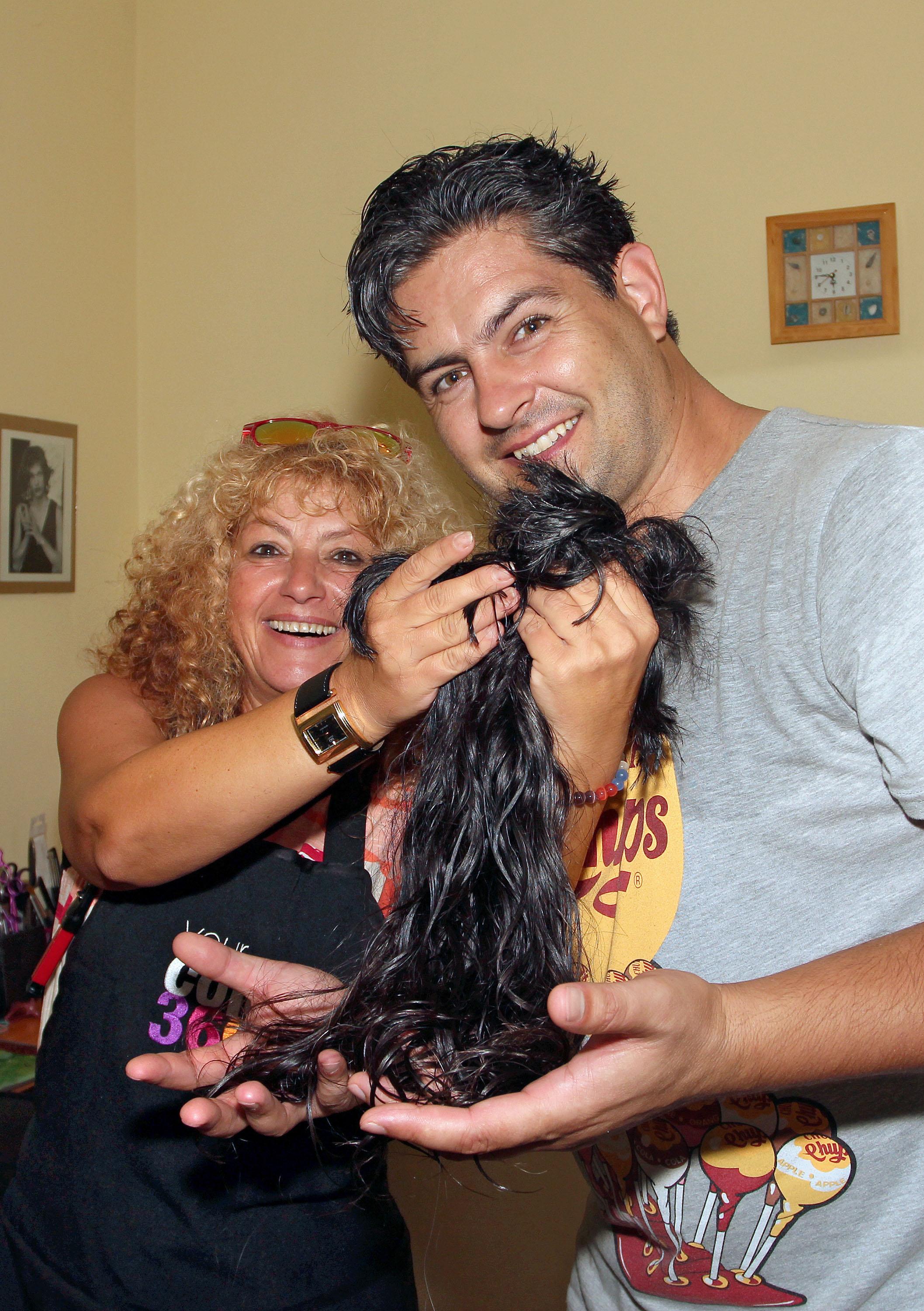 Фотографът Петър Йорданов показва косата, която е дарил
