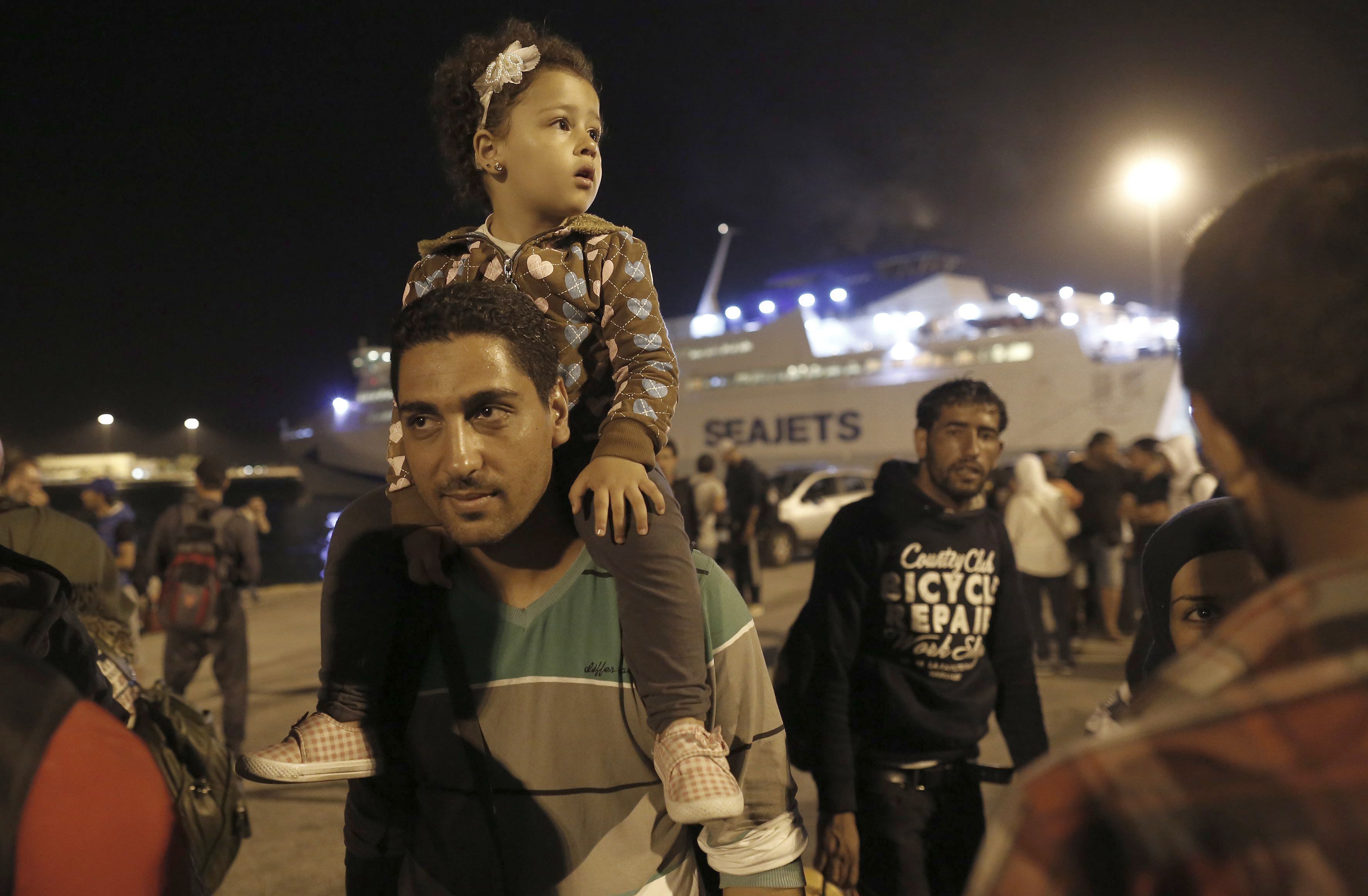Бежанци слизат от кораби на гръцките острови