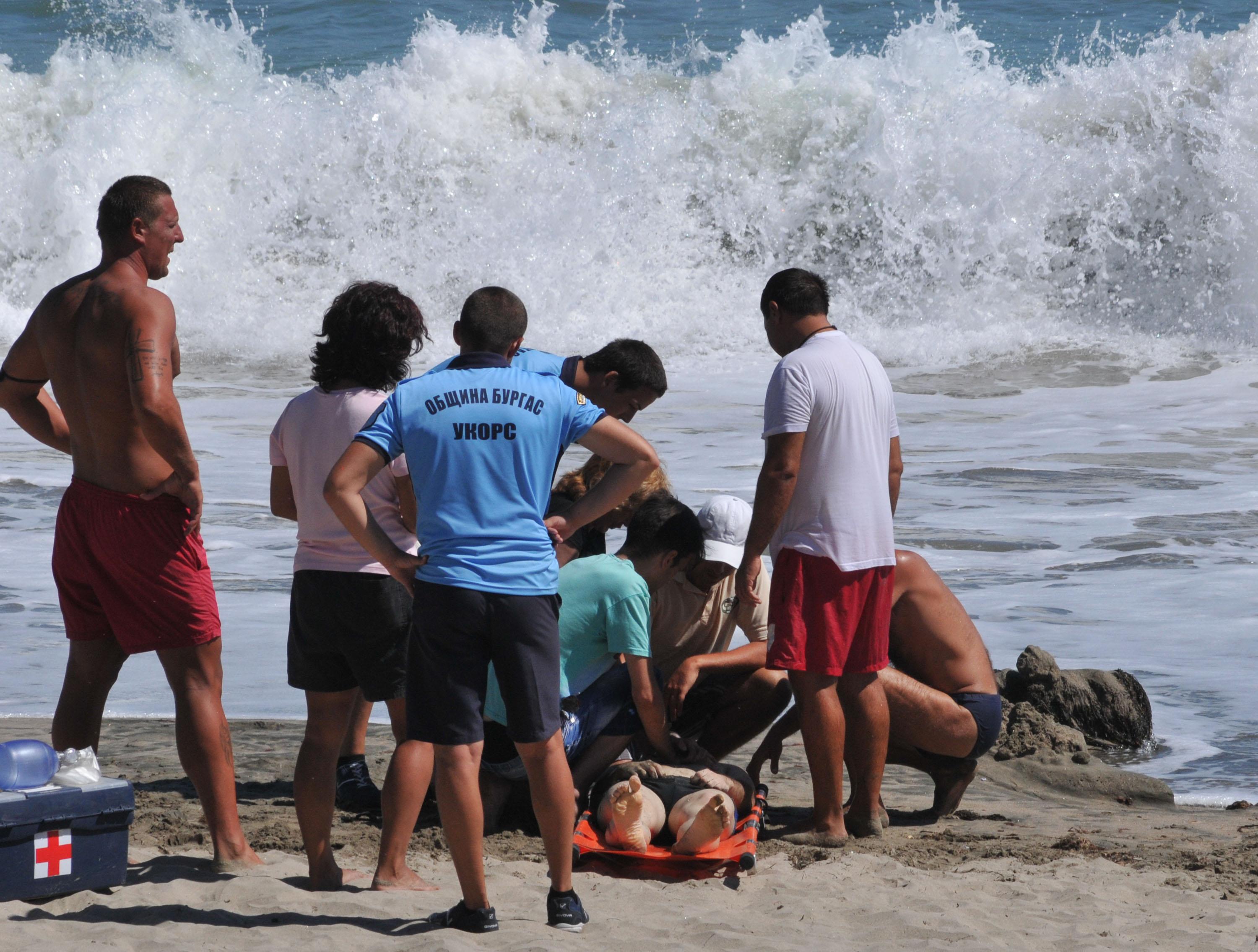 Млад мъж се удави само на 20 метра от брега на плажа в Бургас