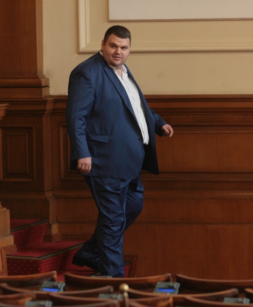Пеевски се върна в парламента: Ето - тук съм