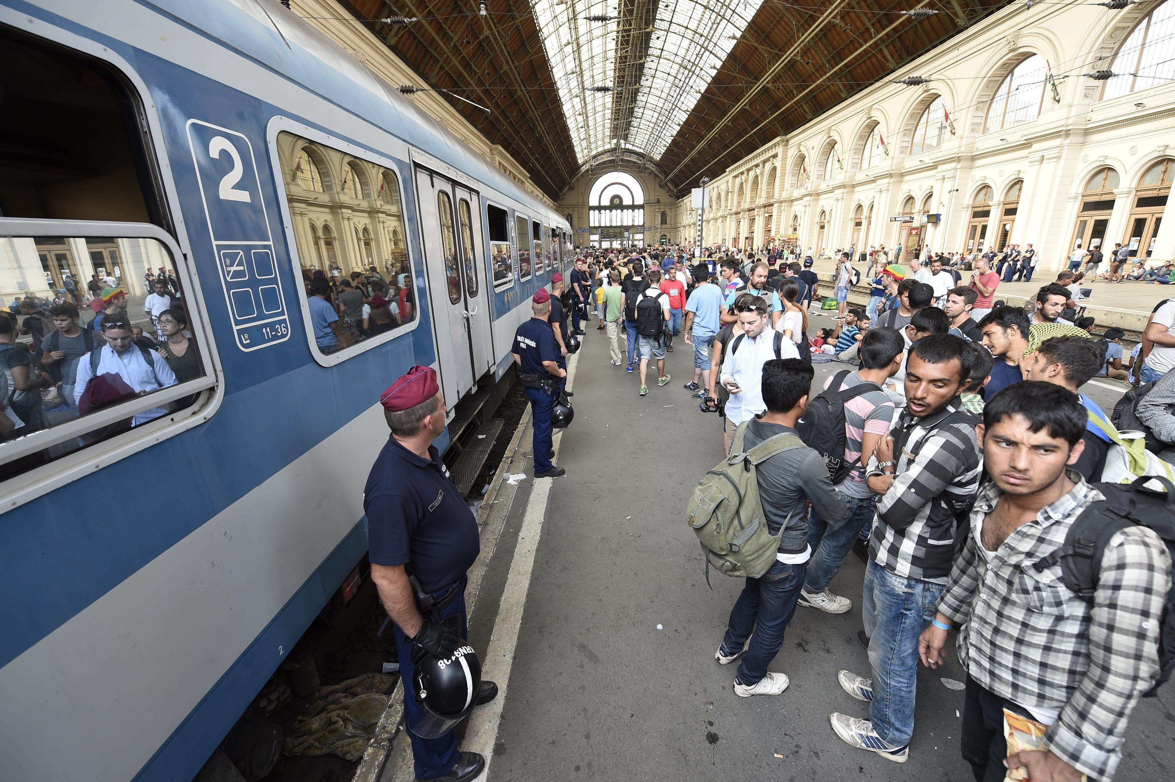 Смята се, че 3000 мигранти са се разположили извън гара Келети в Будапеща от дни наред